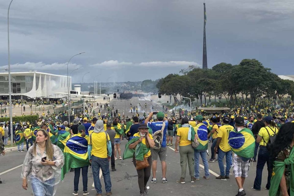 Manifestantes bolsonaristas ocupam o Congresso Nacional e são retirados pela policia PMDF. Ao lado de foram diversos golpistas aparecem circulando pelo perímetro entre o Planalto e o Congresso - Metrópoles