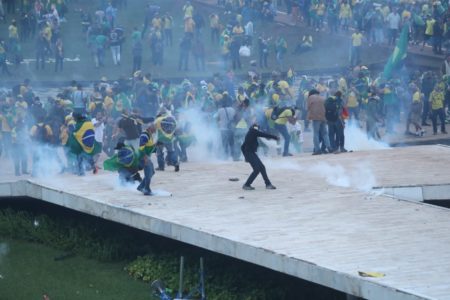 Tropa de Choque da PMDF durante retirada de manifestantes bolsonaristas do Congresso Nacional após invasão. Confusão generalizada toma conta do prédio após agentes e manifestantes entrarem em confronto em meio à gás - Metrópoles