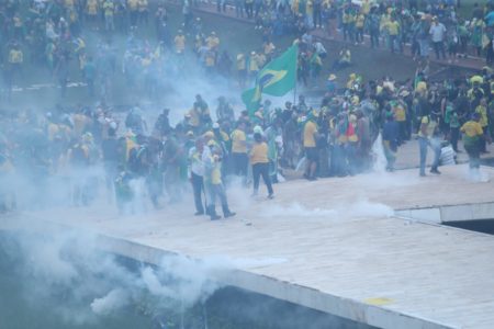 Tropa de Choque da PMDF durante retirada de manifestantes bolsonaristas do Congresso Nacional após invasão. Confusão generalizada toma conta do prédio após agentes e manifestantes entrarem em confronto em meio à gás - Metrópoles