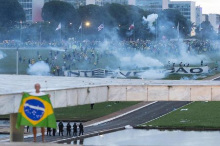 PMDF entra em confronto com bolsoanristas que destruiram prédio publicos em protesto em brasília - Metrópoles