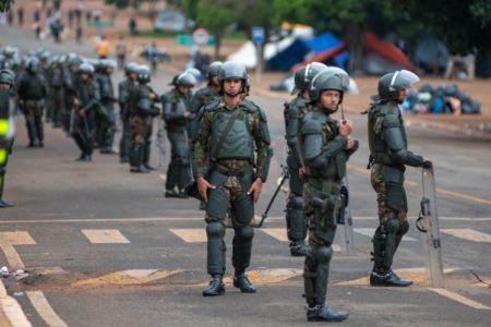 Militares do Exército diante do acampamento de bolsonaristas no DF - Metrópoles