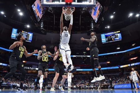 Jogador do Grizzlies enterrando em partida contra o Jazz