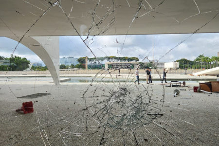 Vidraça do Palácio do Planalto quebrada