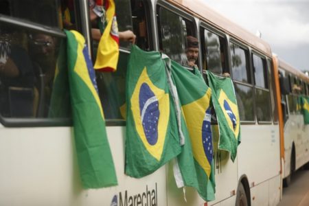 General Comboio com 50 ônibus deixa QG do Exército com extremistas