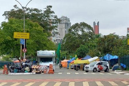 Polícia de SP se mobiliza para desmontar o acampamento de bolsonaristas em frente ao QG do Exército, na zona sul da capital