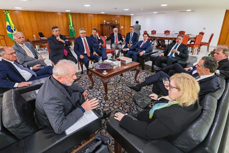 Um dia depois dos atos terroristas no Palácio do Planalto, no Congresso Nacional e no Supremo Tribunal Federal, o presidente Lula se reuniu com a ministra Rosa Weber, presidente do STF; senador Vital do Rêgo, presidente em exercício do Senado, e o deputado Arthur Lira, presidente da Câmara dos Deputados. Os poderes da República estão unidos para que as providências institucionais sejam tomadas.