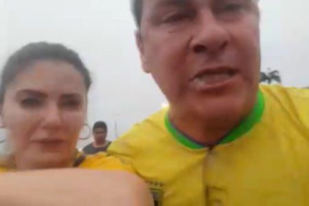 Coronel das Forças Armadas, Adriano Camargo Testoni, e esposa em protesto bolsonarista. Ele xinga o Exército, chamando-o de "merda" - Metrópoles