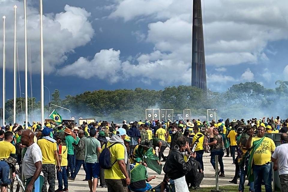 Movimentação na Praça dos Três Poderes de bolsonaristas durante atos terroristas de depredação ao patrimônio público. Eles aparecem em confronto com as forças de segurança - Metrópoles