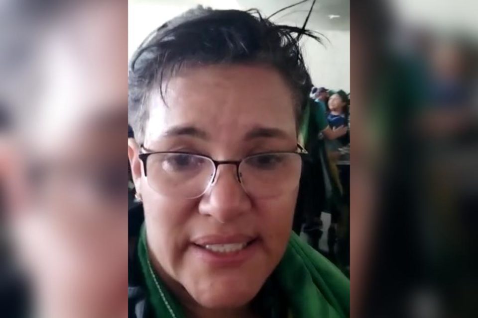 Mulher que invadiu Congresso e participou de atos terroristas na Esplanada aparece gravando vídeo da ação. Ela deletou todos das redes sociais após medo de prisão - Metrópoles