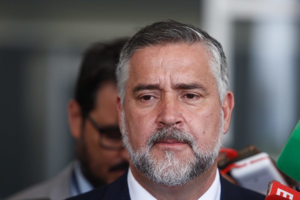 Ministro da Secretaria de Comunicação Social, Paulo Pimenta, concede entrevista coletiva em frente ao Palácio do Planalto. O ministro reafirma a normalidade democrática no Brasil e informa que o Planalto, apesar dos estragos físicos, segue funcionando normalmente. - Metrópoles