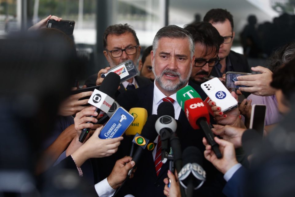 Ministro da Secretaria de Comunicação Social, Paulo Pimenta, concede entrevista coletiva em frente ao Palácio do Planalto. O ministro reafirma a normalidade democrática no Brasil e informa que o Planalto, apesar dos estragos físicos, segue funcionando normalmente. - Metrópoles