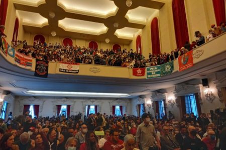 Na faculdade de Direito da USP, diversos manifestantes se posicionam a favor da democracia após atos violentos e terroristas de bolsonaristas. Eles ocupam com bandeiras o mezanino e auditório do local - Metrópoles