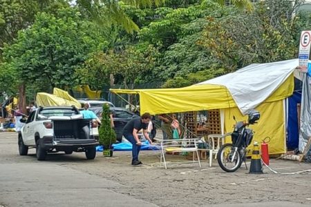 Bolsonaristas acampados diante de QG do Exército na cidade de São Paulo com barracas choram e ameaçam jornalistas durante desativação do acampamento - Metrópoles