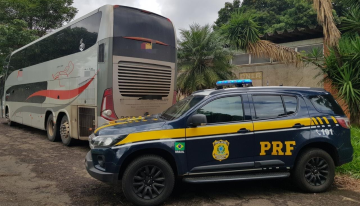 Viatura da PRF ao lado de ônibus que levava 45 participantes de atos golpistas ocorridos no Esplanada. Ele foi apreendido em São Paulo - Metrópoles