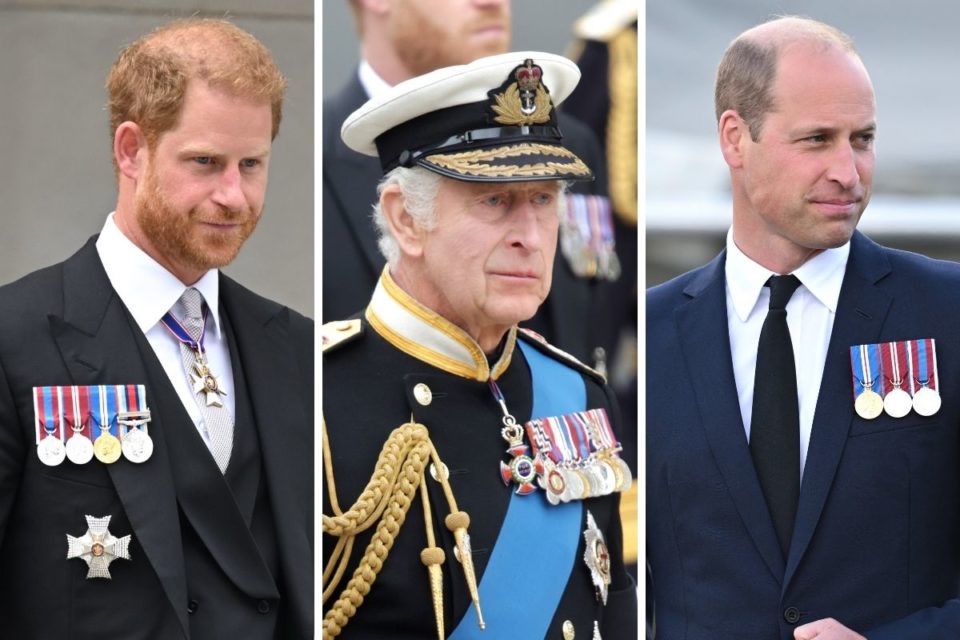 Foto colorida de três homens brancos, com trajes militares e medalhas aplicadas no blazer - Metrópoles