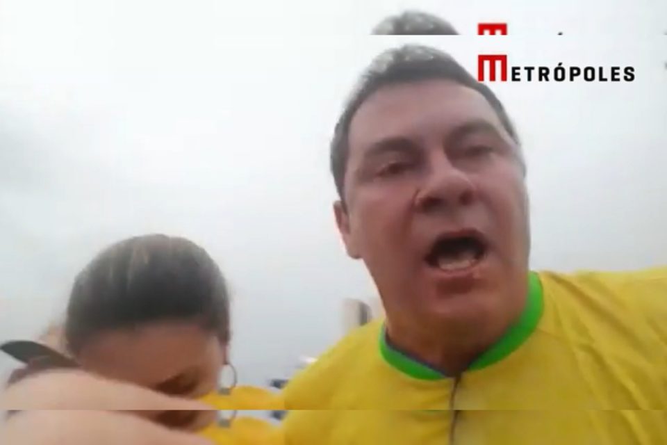 Coronel das Forças Armadas, Adriano Camargo Testoni, e esposa em protesto bolsonarista. Ele xinga o Exército, chamando-o de "merda" - Metrópoles