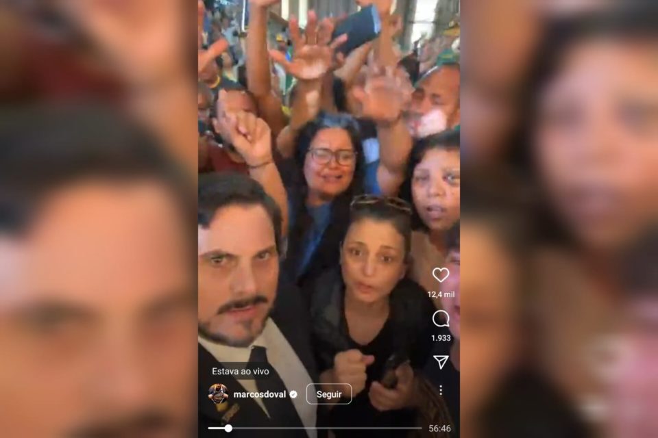 O senador Marcos do Val, do Podemos do Espírito Santo, durante live transmitida no Instagram com terroristas bolsonaristas detidos na Academia da Polícia Federal (PF)