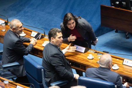 O Senado se reúne em sessão extraordinária semipresencial, para votar o projeto de decreto legislativo que autoriza a intervenção federal na segurança pública do Distrito Federal. No detalhe, Simone Tebet conversa com os senadores Davi Alcolumbre e Telmário Mota - Metrópoles