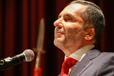 Mario Sarrubbo, homem branco e grisalho, de barba grisalha, usando gravata vermelha, camisa branca e paletó preto