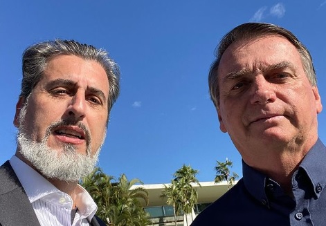 O advogado Claudio Luis Caivano em foto posada ao lado do ex-presidente Jair Bolsonaro