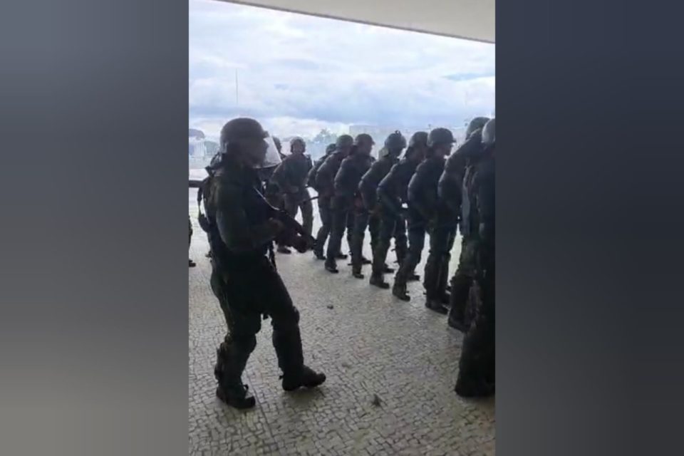 Vídeo: Exército hesitou contra terroristas no Planalto e recebeu ordens da PM