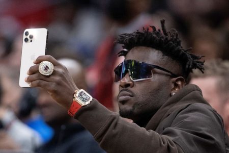 Antonio Brown segurando o celular