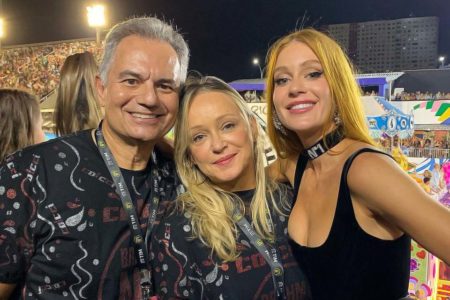 Marina Ruy Barbosa posa ao lado dos pais, Paulo e Gio Ruy Barbosa - Metrópoles