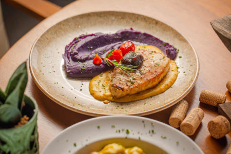 Na foto, um prato com comida - Metrópoles