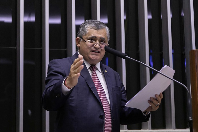 O deputado José Guimarães, líder do governo Lula na Câmara, discursa durante sessão legislativa