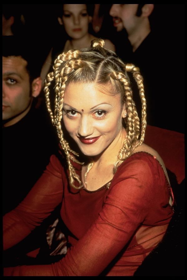 Na imagem com cor, Gwen Stefani em premiação - Metrópoles