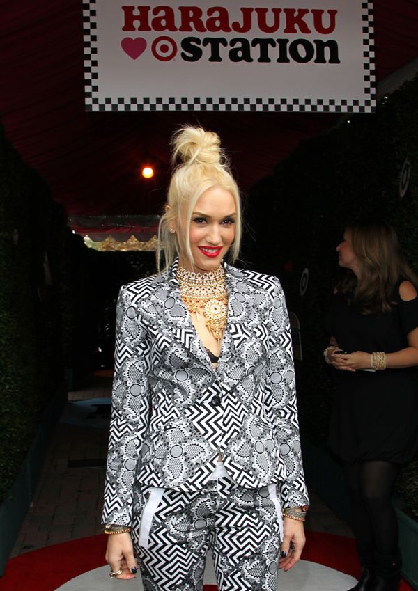 Na imagem com cor, Gwen Stefani posa em tapete vermelho - Metrópoles