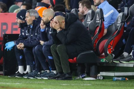 Pep Guardiola, técnico do Manchester City, lamenta derrota