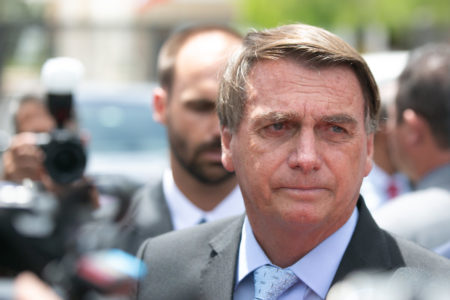 rosto de homem em semblante sério Bolsonaro - Metrópoles