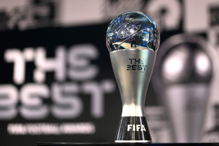 Imagem do troféu Fifa The Best - Metrópoles