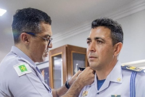 Fotografia colorida de dois homens de farda