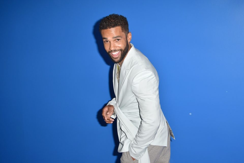 Na imagem com cor, Lucien Laviscount em fundo azul - Metrópoles