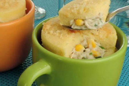 imagem colorida de torta de frango na caneca