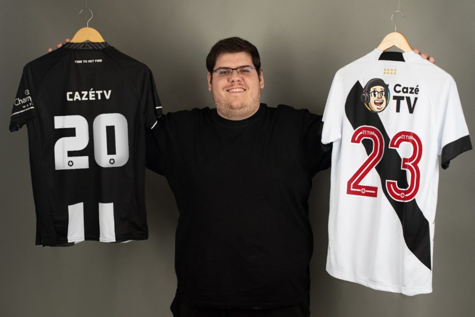 Casimiro de camiseta preta segura blusas de times de futebol - metrópoles