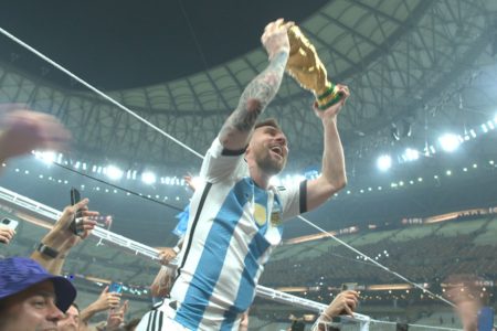 Lionel Messi é carregado enquanto levanta a taça da Copa do Mundo do Catar - Metrópoles