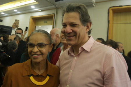 Os ministros Marina Silva, do Meio Ambiente, e Fernando Haddad, da Economia, se encontram em evento e sorriem para fotos em Davos, Suíça - Metrópoles