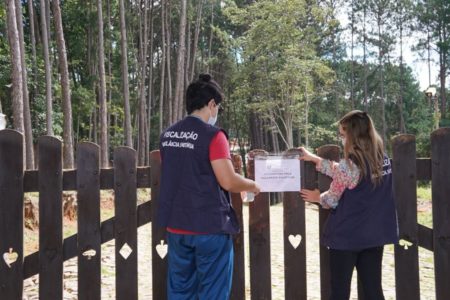 Agentes da vigilância sanitária interditando hotel