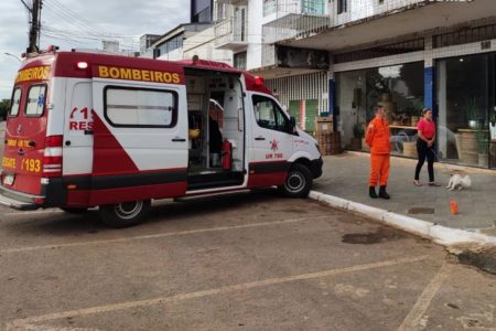 Carro do Corpo de Bombeiros estacionado em frente a comércio em Taguatinga