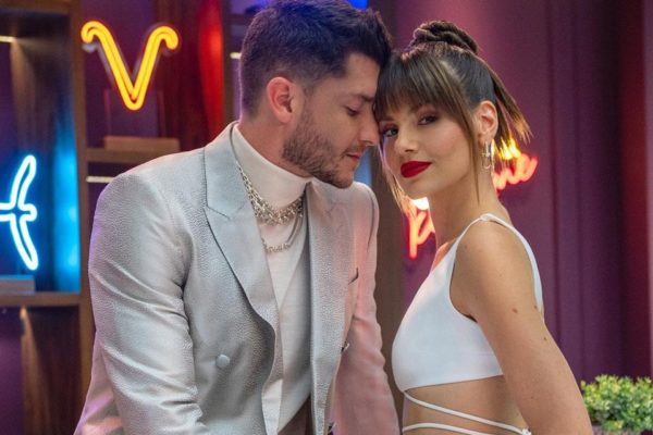 Camila Queiroz e Klebber Toledo posam juntos para fotos - Metrópoles