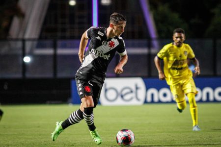 dois jogadores de futebol e bola em campo - metrópoles