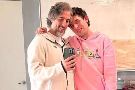 Marcos Mion e Romeo, seu filho autista, posam juntos para fotos - Metrópoles