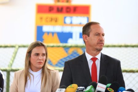 A governadora em exercício, Celina Leão; o interventor, Ricardo Cappelli e o presidente da Câmara dos Deputados, Arthur Lira falam com a imprensa após visita e anúncio de reformas no 6⁰ Batalhão da PM, próximo à Esplanada. No detalhe, Capelli fala diante de púlpito - Metrópoles