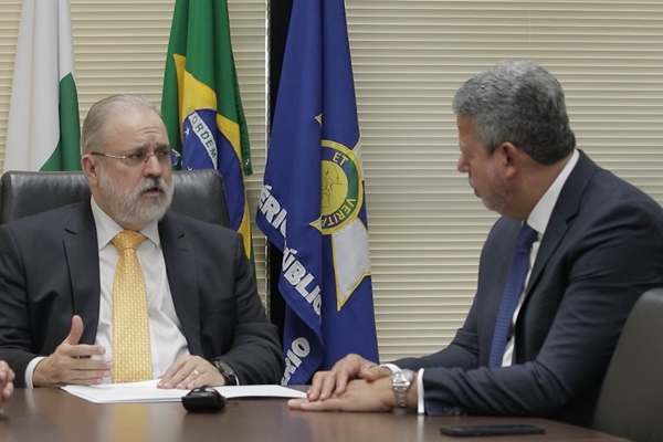 Aras Lira O procurador-geral da República conversa com o presidente da Câmara dos Deputados, Arthur Lira. Ambos estão sentados à mesa - Metrópoles