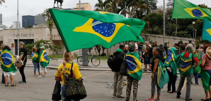 Acampamento bolsonarista no Rio de Janeiro em frente a quartel. Eles balançam bandeiras do Brasil - Metrópoles