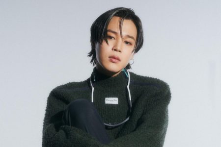 Jimin, do BTS, novo embaixador da Dior. Ele está usando roupa preta, cabelo preto e é branco - Metrópoles