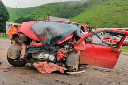 Batida entre carro e carreta deixa três mortos e dois feridos na BR-116. Na imagem, o carro aparece completamente destrído - Metrópoles